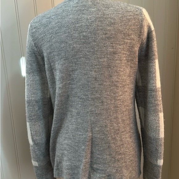 Size Small Old Navy Gray and White Women's Crew Neck Sweater - Picture 3 of 3